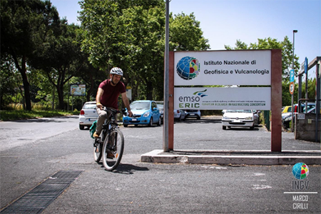 Foto – La bicicletta è lo strumento principale per la mobilità leggera e “sostenibile” negli spostamenti casa-lavoro in città. Ph. © Marco Cirilli management leadership articolo