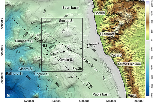 nuovo modello digitale del terreno ad alta risoluzione dell’area di lavoro (progetto MaGIC) integrato con i dati batimetrici del portale EMODnet a più bassa risoluzione. È visibile il complesso vulcanico e l’antistante costa calabra. fucina di efesto 1