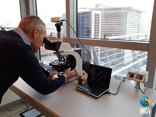 Antonio Cascella all’interno del Laboratorio di Micropaleontologia in un momento di studio laboratorio