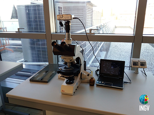 Microscopio ottico a luce polarizzata, per lo studio dei nannofossili calcarei a 1250 ingrandimenti. Foto A.Cascella strumento 100 parole articolo